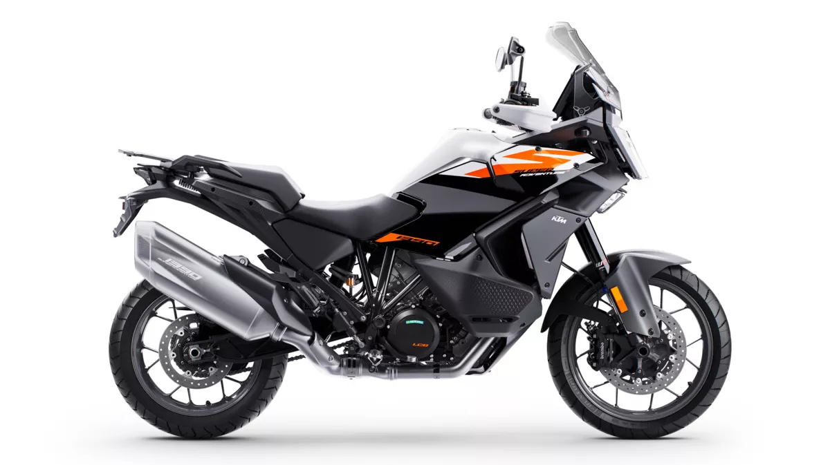 Moto KTM 1390 Super Adventure S 2025 nera e arancione, vista laterale con motore V-Twin LC8 da 1350 cc e sospensioni semi-attive WP APEX. Moto KTM 1390 Super Adventure S 2025 nera e arancione, vista laterale con motore V-Twin LC8 da 1350 cc e sospensioni semi-attive WP APEX.