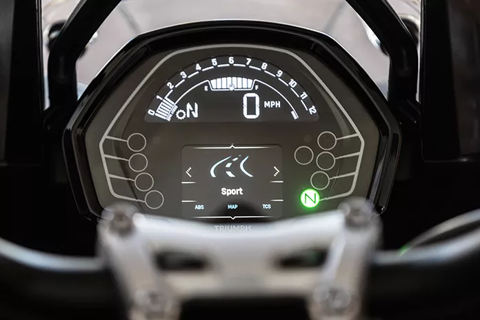 Triumph Tiger Sport 800 2025 strumentazione, vista frontale quadro acceso