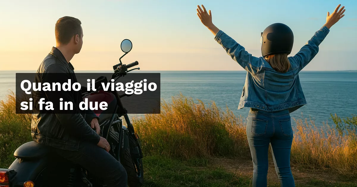 Coppia in moto davanti al mare al tramonto, simbolo del viaggio in due e del comfort per pilota e passeggero
