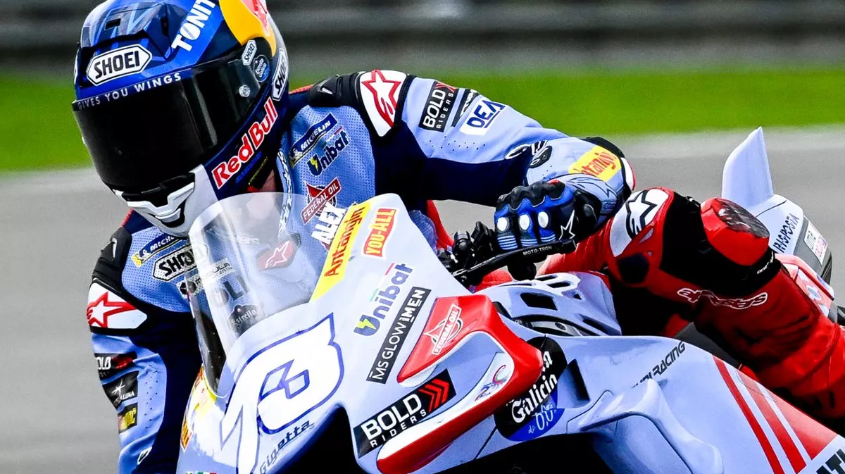 Ducati GP26 numero 73 con livrea Gresini Racing 2025 in piega su pista durante i test MotoGP, simbolo della crescita di Alex Márquez.