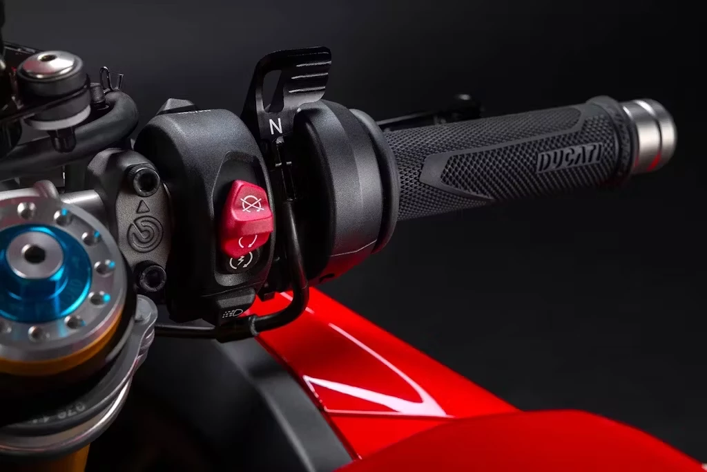 Dettaglio del manubrio della Ducati Panigale V4 R 2026 con pulsanti elettronici e grip Ducati