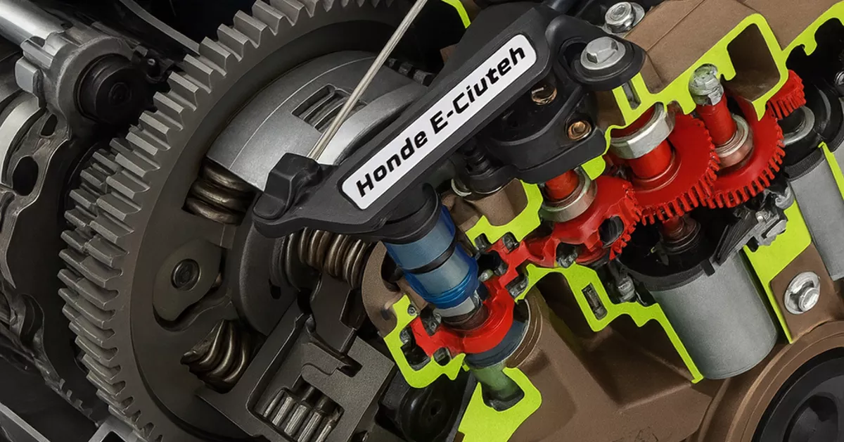 Dettaglio tecnico del sistema Honda E-Clutch installato sul motore di una CBR650R, con vista sulla frizione automatica elettronica e ingranaggi interni.