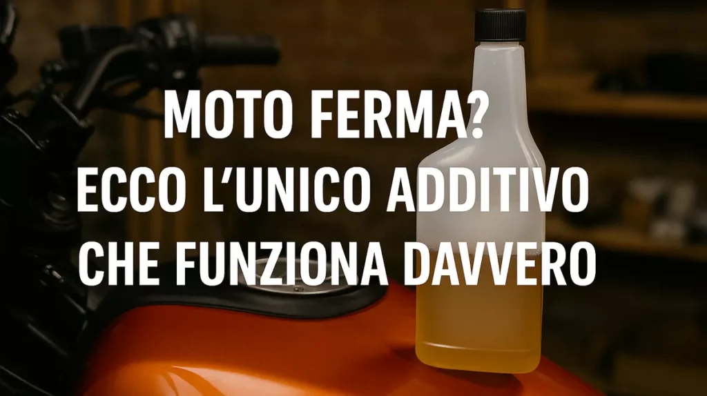 Flacone di additivo benzina poggiato sul serbatoio arancione di una moto in garage, simbolo della manutenzione corretta durante il periodo di fermo.