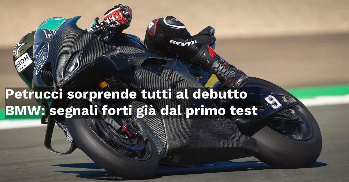 Danilo Petrucci in piega durante i test SBK con la BMW M1000RR in configurazione prototipo, immagine editata con sfondo modificato.