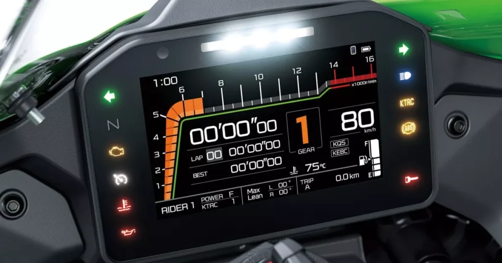 Display TFT a colori da 5 pollici della Kawasaki Ninja ZX-10R 2026 con grafica digitale, contagiri, velocità e modalità di guida.