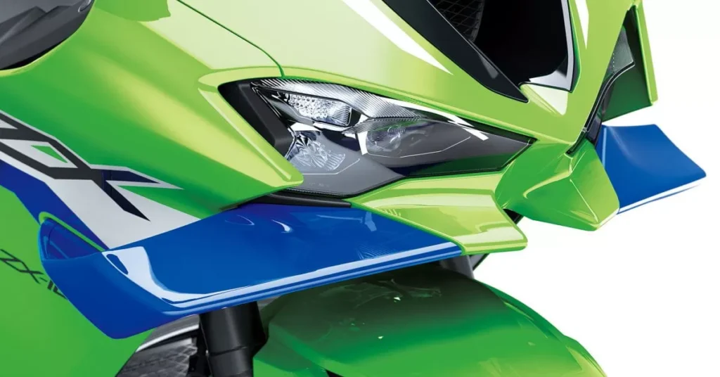 Dettaglio delle grandi alette aerodinamiche della Kawasaki Ninja ZX-10R 2026 verde lime e blu, integrate sotto i fari anteriori.