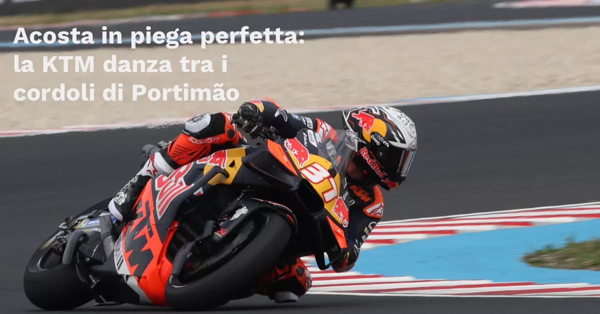 Pedro Acosta in piega con la KTM RC16 Red Bull durante il GP del Portogallo 2025 a Portimão.