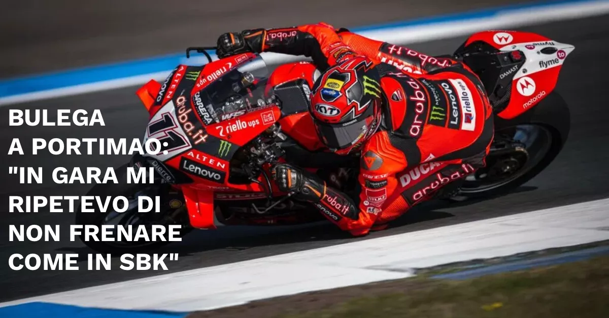 Nicolò Bulega in piega sulla Ducati Lenovo al circuito di Portimão, durante il debutto in MotoGP 2025.