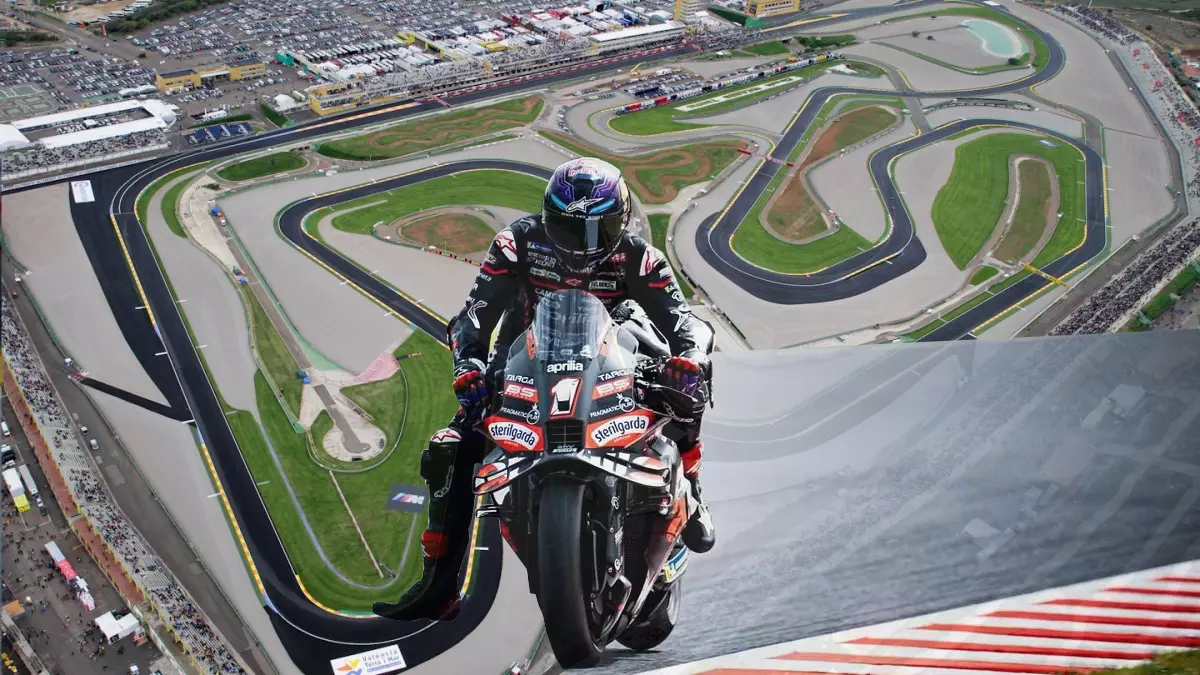 Jorge Martín su Aprilia in primo piano con il circuito di Valencia sullo sfondo, immagine composita per la notizia sul doppio Long Lap.