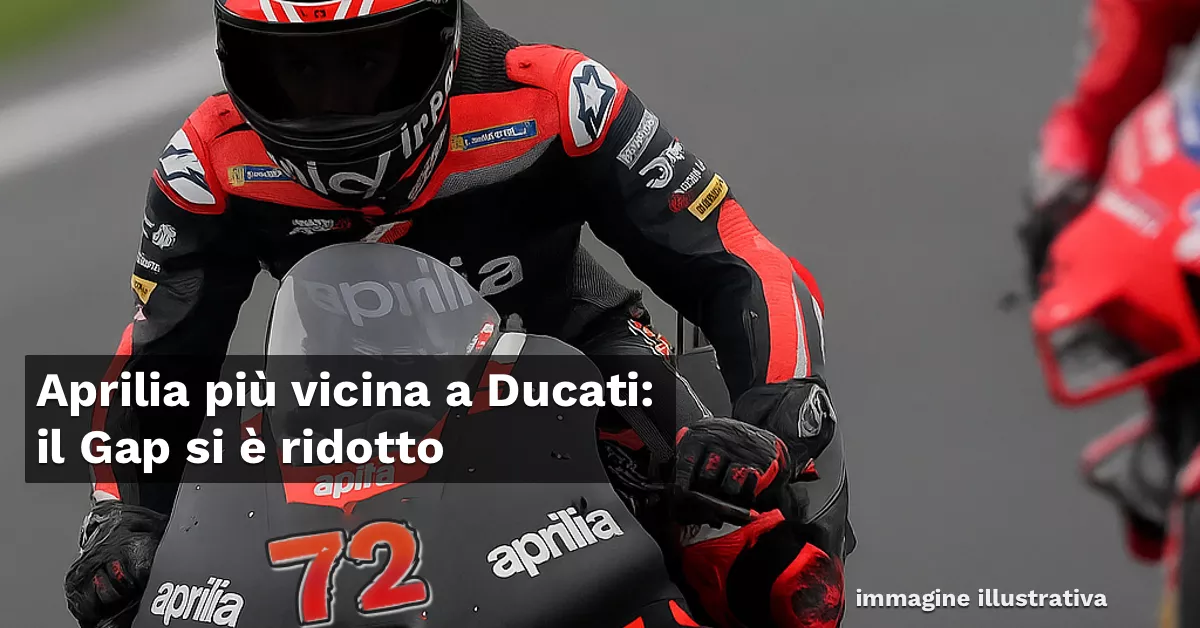 Moto Aprilia MotoGP a confronto con Ducati durante una fase di gara, simbolo del gap tecnico ridotto tra i due team