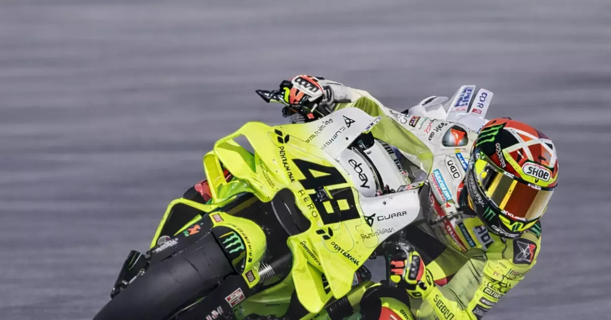 Fabio Di Giannantonio in curva con la Ducati MotoGP durante una sessione di gara, mentre affronta il tema del set-up di Marc Marquez.