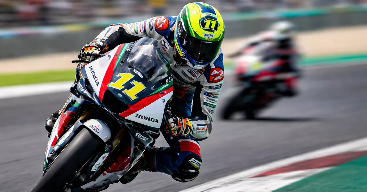 Diogo Moreira in azione in pista durante una sessione di gara, simbolo delle aspettative e dei dubbi sul suo debutto in MotoGP nel 2026. Immagine illustrativa non reale (AI-generated) per Sbraaa Magazine.